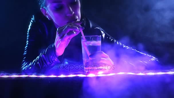 Gece parti, gece hayatı. Güzel seksi kadın dinlendirici bir gece kulübünde Chill-Out — Stok video
