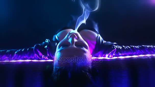 Κόμμα νύχτα, νυχτερινή ζωή. Όμορφη σέξι γυναίκα χαλαρώνοντας στο του Chill-out σε ένα νυχτερινό κέντρο διασκέδασης — Αρχείο Βίντεο