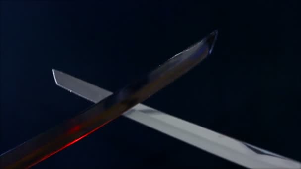 Twee Japanse katana zwaard. Blade close-up — Stockvideo