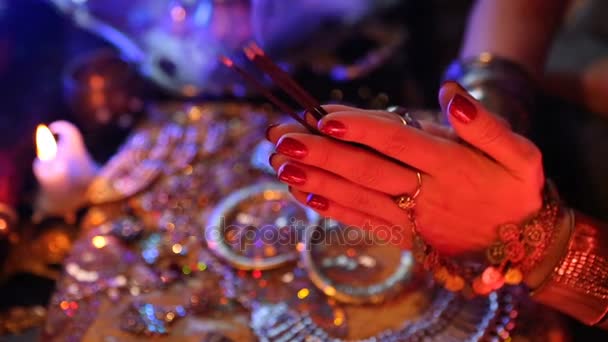 Gioielli orientali dorati e accessori: Mani femminili con gioielli indiani . — Video Stock