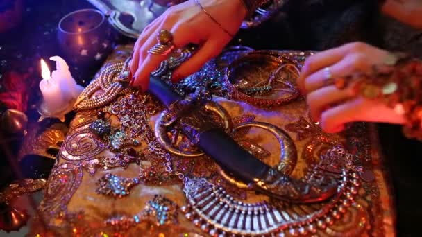 Gouden Bruids Oosterse sieraden en accessoires: vrouwelijke voet en handen met Indiase sieraden — Stockvideo