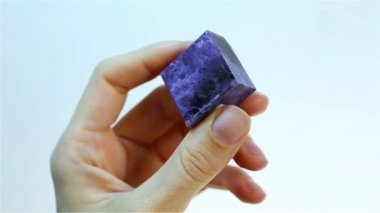 Charoite mor Menekşe silikat mineral. Charoite tutan kuyumcu