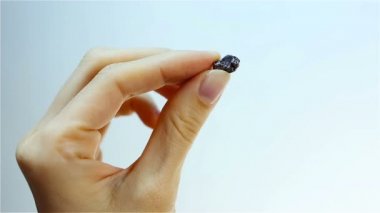 Göktaşı parçası (göktaşı)-uzay enkazı. Meteor parçası tutan el.
