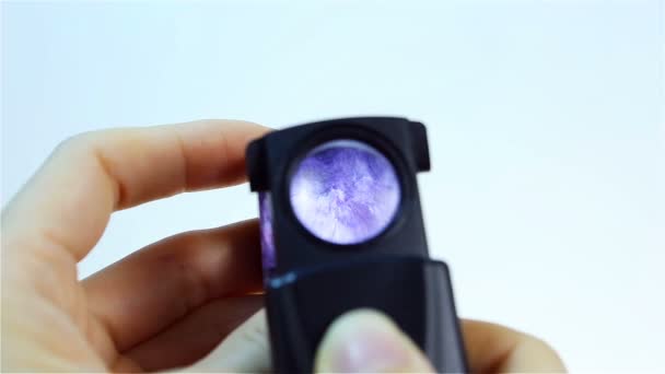 Charoite Purple violett silikat mineral. Juvelerare holding Charoite — Stockvideo