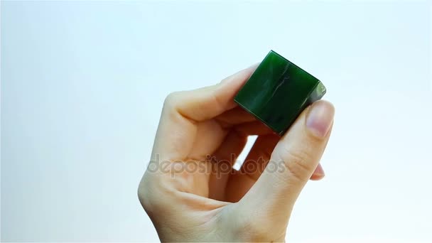 Nephrite, Jade - una variedad de calcedonia. Joyero sosteniendo nefrita . — Vídeos de Stock