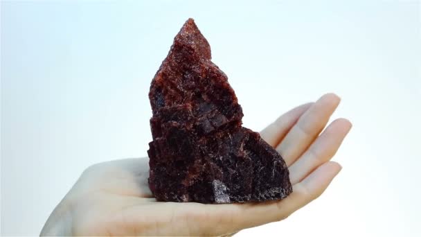 Червоний гімалайських кристалів солі, Кам'яна сіль або Галіт. Руки, що тримає гімалайських кристалів солі мінеральні — стокове відео
