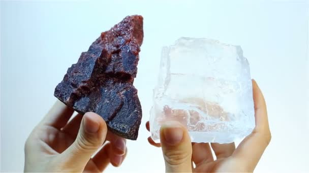 赤ヒマラヤのクリスタル塩、白塩の結晶. — ストック動画