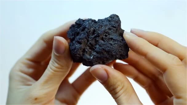 Mineral de manganeso Manganeso (Mn). Minería y extracción de minerales. Mano sosteniendo pedazo de mineral de manganeso negro. Industria pesada — Vídeo de stock