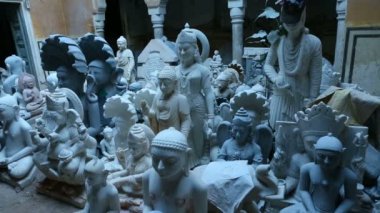 Hindu Tanrı ve Tanrıça heykelleri. El sanatları ve sanat Hindistan. Jaipur (Rajasthan Murti el yapımı imalatı). 