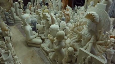 Hindu Tanrı ve Tanrıça heykelleri. El sanatları ve sanat Hindistan. Jaipur (Rajasthan Murti el yapımı imalatı). 
