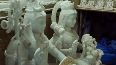 Hindu Tanrı ve Tanrıça heykelleri. El sanatları ve sanat Hindistan. Jaipur (Rajasthan Murti el yapımı imalatı). 