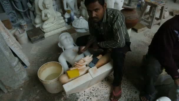 Τζαϊπούρ, Ρατζαστάν, Ινδία Δεκ 2016: Αγάλματα murti διαδικασία παραγωγής στο παλιό εργοστάσιο μαρμάρου στις Δεκ 2016 για: Τζαϊπούρ — Αρχείο Βίντεο