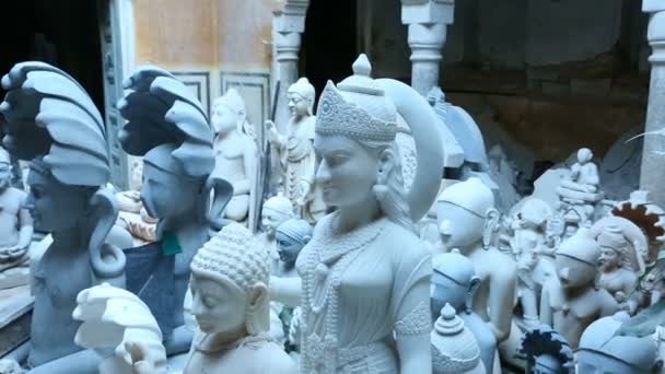 Posągi hinduistycznych bogów i bogini. Rzemiosła i sztuki w Indiach. Murti ręcznie produkcji w Jaipur (Radżastan). — Wideo stockowe