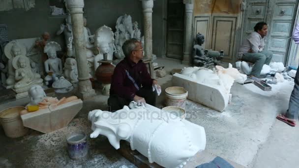 JAIPUR, Rajastán, India DIC, 2016: Estatuas murti Proceso de producción en la antigua fábrica de mármol en diciembre de 2016 en JAIPUR — Vídeo de stock