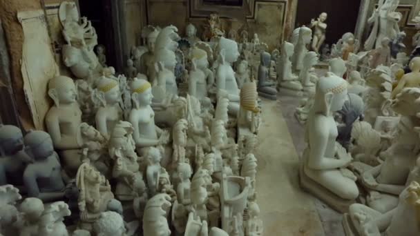 Statuen hinduistischer Götter und Göttinnen. Kunsthandwerk und Kunst Indiens. murti handgefertigte Herstellung in Jaipur (Rajasthan)). — Stockvideo