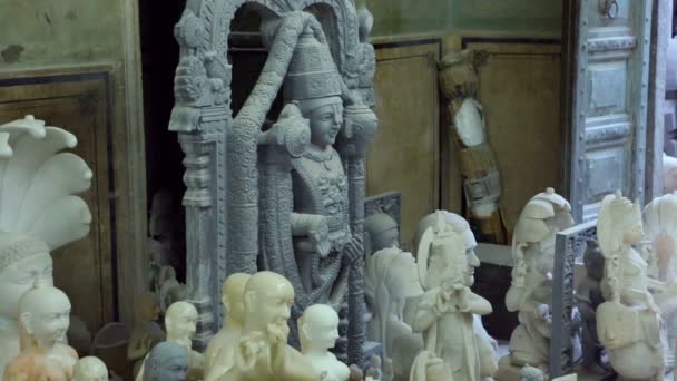 Statyer av hinduiska gudar och gudinna. Hantverk och konst i Indien. Murti handgjord tillverkning i Jaipur (Rajasthan). — Stockvideo