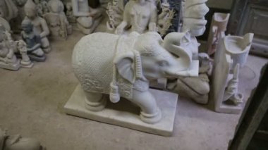 Hindu Tanrı ve Tanrıça heykelleri. El sanatları ve sanat Hindistan. Jaipur (Rajasthan Murti el yapımı imalatı). 