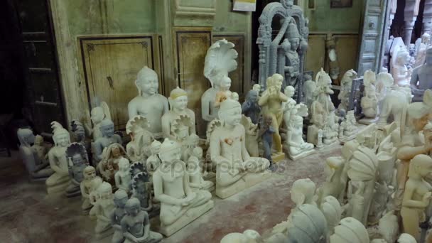 Статуи индуистских богов и богинь. Ремесла и искусство Индии. Рукоделие Мурти в Джайпуре (Раджастан) ). — стоковое видео
