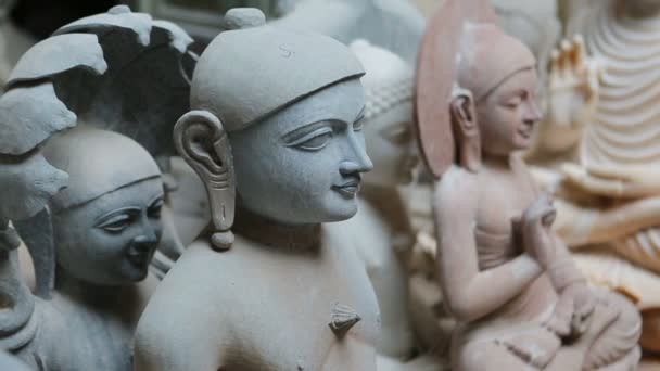 ヒンドゥー教の神々 と女神の像。工芸品やインドの芸術。(ラジャスタン州ジャイプールのムルティ手作り製造). — ストック動画