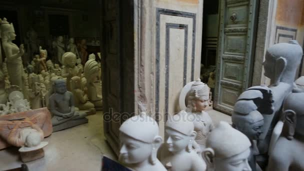 Αγάλματα από Ινδούς θεούς και θεά. Τέχνες και τέχνες της Ινδίας. Χειροποίητη Κατασκευή murti Τζαϊπούρ (Ρατζαστάν). — Αρχείο Βίντεο
