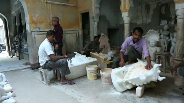 Jaipur, rajasthan, india dec, 2016: statuen murti produktionsprozess auf alter marmorfabrik am dec, 2016 in jaipur — Stockvideo