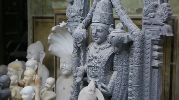 ヒンドゥー教の神々 と女神の像。工芸品やインドの芸術。(ラジャスタン州ジャイプールのムルティ手作り製造). — ストック動画
