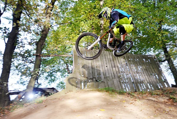 Biker springen in een forest — Stockfoto