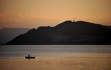 günbatımı sırasında gölde tekne