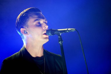 Acıyor - Theo Hutchcraft