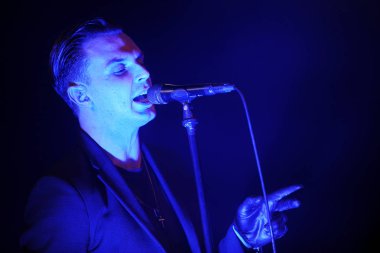 Acıyor - Theo Hutchcraft