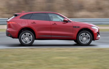 Kırmızı Jaguar F-Pace