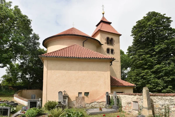 Rotunde von St. Petr und Pflaster in Budec — Stockfoto