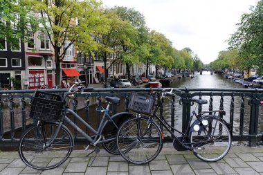 Köprüde Amsterdam'da Bisiklet