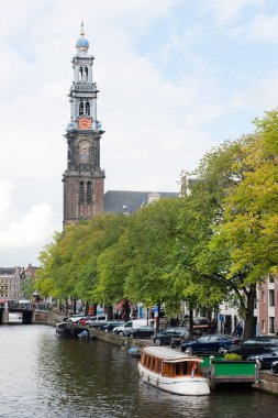 Bir kanal ve Amsterdam Westerkerk kilisede
