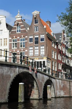 Amsterdam'da tipik Hollanda evleri