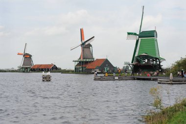 Zaanse tarlalarında yel değirmenleri