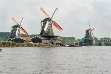Zaanse tarlalarında yel değirmenleri