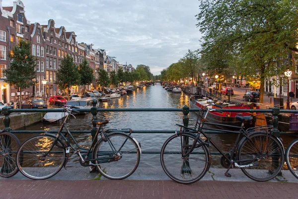 Köprüde Amsterdam'da Bisiklet