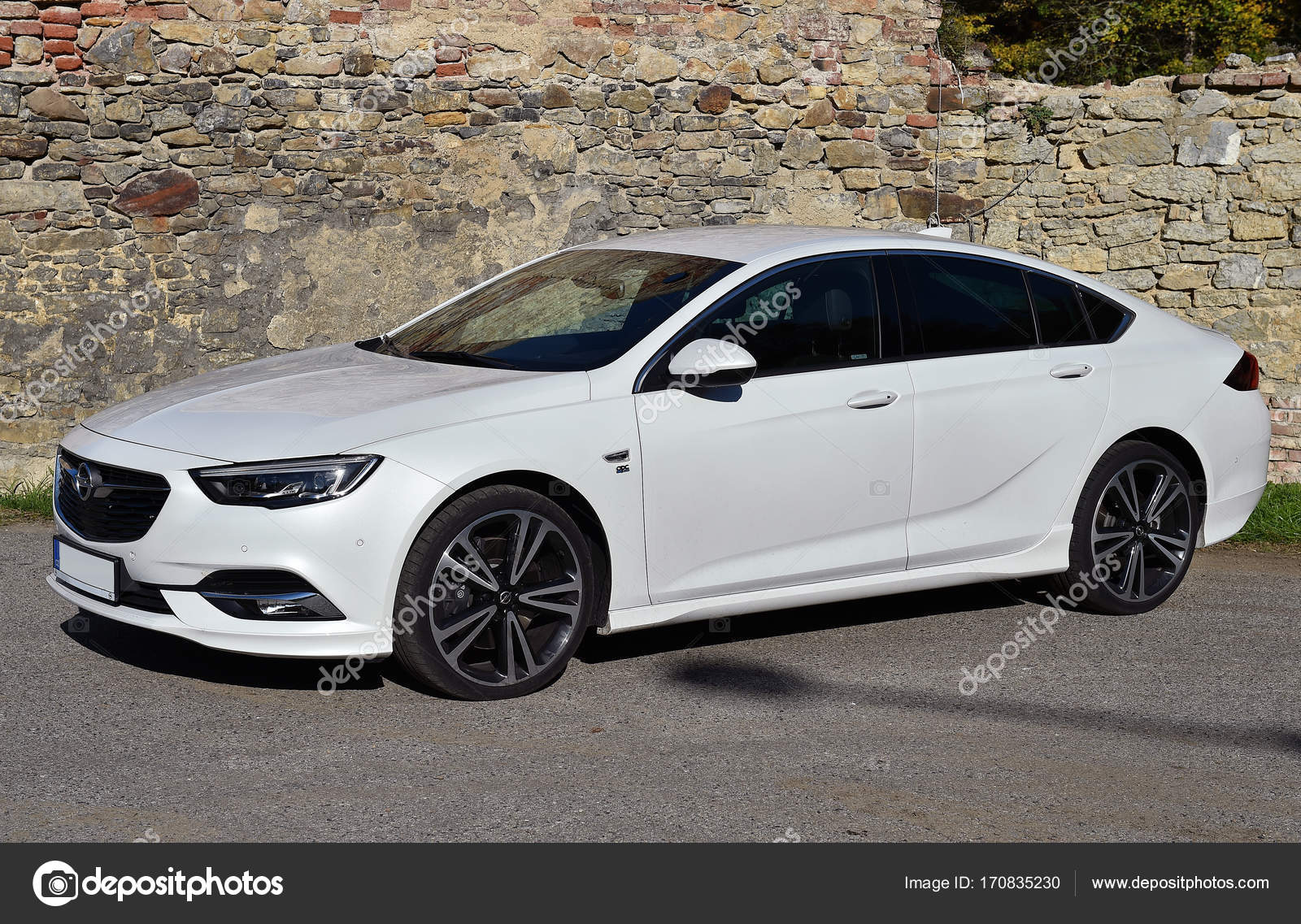 Insignia OPC Line - Стоковое редакционное фото © yakub88 ...