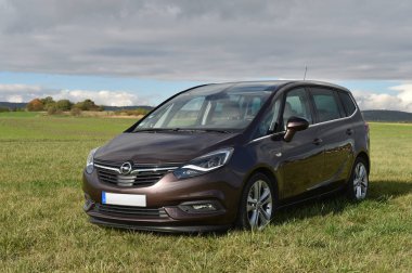 Lisnice, Çek Cumhuriyeti - 20 Ekim 2016: Opel Zafira Lisnice, Çek Cumhuriyeti, 20 Ekim 2016.