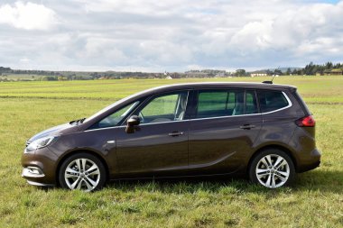 Lisnice, Çek Cumhuriyeti - 20 Ekim 2016: Opel Zafira Lisnice, Çek Cumhuriyeti, 20 Ekim 2016.