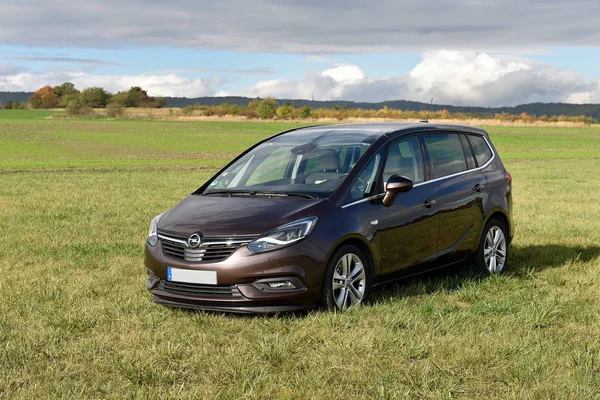 Lisnice Cseh Köztársaság 2016 Október Opel Zafira Lisnice Cseh Köztársaság — Stock Fotó