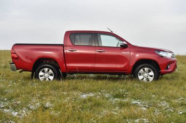 Slany, Çek Cumhuriyeti - 10 Kasım 2016: kırmızı Toyota Hilux Slany, Çek Cumhuriyeti, 10 Kasım 2016.