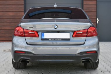 Prague, Çek Cumhuriyeti - 10 Nisan 2017: Bmw 540i Prag, Çek Cumhuriyeti, 10 Nisan 2017.