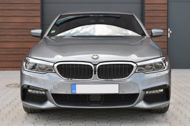 Prague, Çek Cumhuriyeti - 10 Nisan 2017: Bmw 540i Prag, Çek Cumhuriyeti, 10 Nisan 2017.