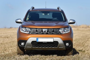 Prague, Çek Cumhuriyeti - 22 Şubat 2018: Dacia Duster yakınındaki Prag, Çek Cumhuriyeti, 22 Şubat 2018.