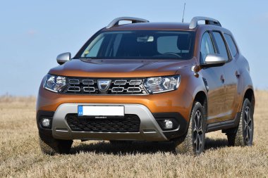 Prague, Çek Cumhuriyeti - 22 Şubat 2018: Dacia Duster yakınındaki Prag, Çek Cumhuriyeti, 22 Şubat 2018.