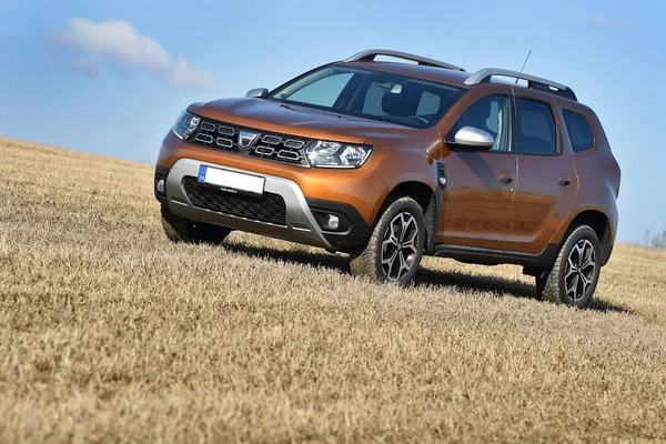 Prague, Çek Cumhuriyeti - 22 Şubat 2018: Dacia Duster yakınındaki Prag, Çek Cumhuriyeti, 22 Şubat 2018.