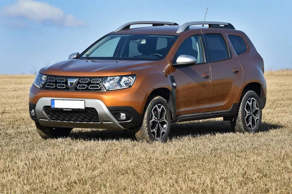 Prague, Çek Cumhuriyeti - 22 Şubat 2018: Dacia Duster yakınındaki Prag, Çek Cumhuriyeti, 22 Şubat 2018.