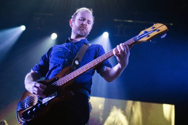 Prague, Çek Cumhuriyeti - 9 Mart 2018: bas gitarist Bob Hardy Franz Ferdinand sırasında performans Prag, Çek Cumhuriyeti, 9 Mart 2018.
